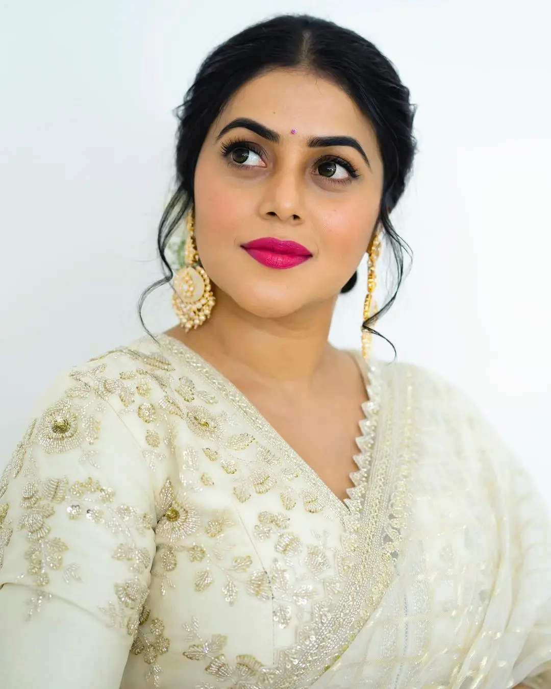 Shamna Kasim Wearing Beautiful Earrings White Designer Saree